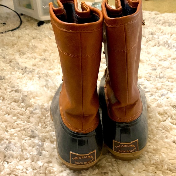 The Original Duck Boot 🥾 | Size: 7.5 - Picture 3 of 9